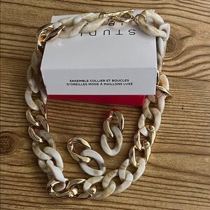 Elegant Gold and Cream Necklace Set